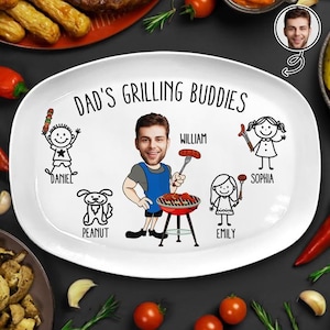 Peut inclure: Plat ovale blanc avec l'inscription "DAD'S GRILLING BUDDIES" et des illustrations de personnages et d'un chien. L'assiette présente une photo d'un homme et des noms.