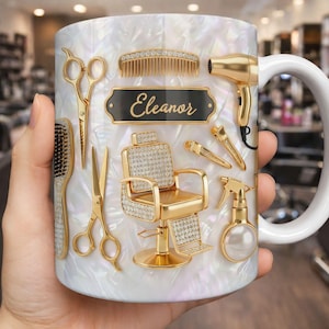 Könnte beinhalten: Eine weiße Keramiktasse mit schwarzem Henkel und dem Text "But First, Coffee" in schwarzer, fetter Schrift. Die Tasse steht auf einer weißen Oberfläche. Die Tasse ist etwa 10 cm hoch.