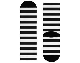 Meias cano médio listradas em preto e branco, meias estilosas, calçado confortável, acessórios modernos, moda para o dia a dia.