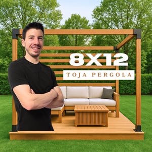 Könnte beinhalten: Eine Holzpergola mit dem Text "8X12 TOJA PERGOLA" ist abgebildet. Die Pergola hat eine hellbraune Farbe und steht auf einer Holzterrasse. Ein Sofa mit weißen Kissen und ein kleiner Holztisch befinden sich im Inneren.