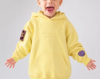 手作りの子供用サリッシュマター「Sincerely Yours」イエローパーカー | オーバーサイズガールズスウェットシャツ