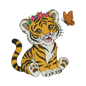 Op de afbeelding: Een witte keramische mok met een zwart handvat en de tekst "But First, Coffee" in een vetgedrukte, zwarte letter. De mok staat tegen een neutrale achtergrond, wat het eenvoudige ontwerp benadrukt.