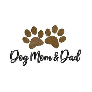 Op de afbeelding: Witte achtergrond met twee bruine pootafdrukken boven de tekst "Dog Mom & Dad" in zwart script. De pootafdrukken zijn gedetailleerd met textuur.