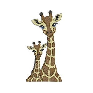 Könnte beinhalten: Gesticktes Design mit zwei Giraffen. Die größere Giraffe steht neben einer kleineren, beide mit braunen und beigefarbenen gemusterten Mänteln, langen Hälsen und blauen Augen. Das Design ist vor einem weißen Hintergrund.