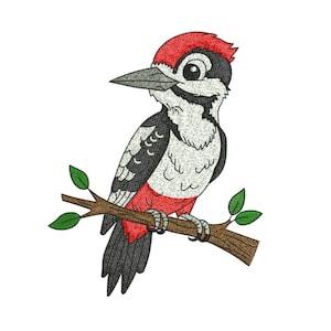 Puede incluir: Diseño bordado de un pájaro carpintero de dibujos animados posado en una rama marrón con hojas verdes. El pájaro tiene la cabeza roja, el cuerpo negro y blanco y un pico gris. El diseño está sobre un fondo blanco.