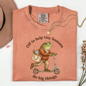 Camiseta "Ayudando a los pequeños humanos a hacer grandes cosas", Camiseta divertida de rana, Camiseta "Vida de profesor", Regalo de agradecimiento para profesores de Comfort Colors®, Camiseta de enseñanza