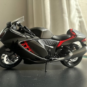 1/9 Scale Suzuki Hayabusa Diecast Motorcycle – Alloy Bike Model with Lights and Suspension – Gift for Collectors