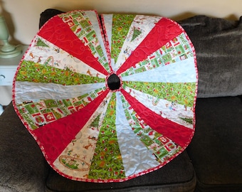 Falda para árbol de Navidad acolchada con temática del Grinch