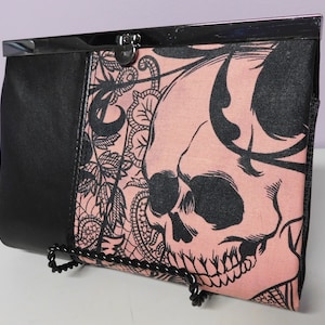 Cartera/cartera de mano/bolso bandolera de piel negra y tela con calaveras "After Dark" de Alexander Henry en color rosa