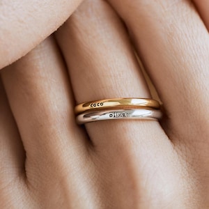 Peut inclure: Deux bagues fines en or et en argent avec les mots "COCO" et "OLIVER" gravés dessus.