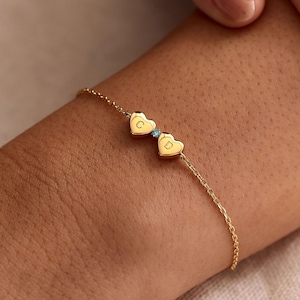 Individuell gestaltetes Mini-3D-Herzarmband mit Initialen, Geburtsstein eingelegt, personalisierter Doppelherz-Schmuck, Partnerschmuck, Geschenk für Mutter und Tochter