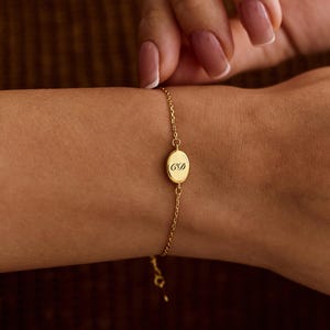 Ovale armband met gegraveerde geboortesteen, dubbelzijdige armband met letters, gepersonaliseerd gouden sieraad, minimalistisch design, verjaardagscadeau, cadeau voor stellen