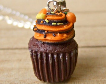 Naszyjnik/brelok do kluczy z zawieszką w kształcie babeczki czekoladowej na Halloween, pomarańczowy lukier, ręcznie robiona biżuteria z gliny polimerowej