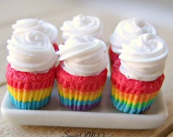 Miniaturas de cupcakes arco-íris - Comida de confeitaria para casa de bonecas, escala 1:12