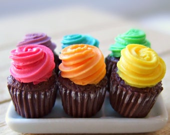 Miniaturas de cupcakes de chocolate - Cobertura colorida - Comida de confeitaria para casa de bonecas, escala 1:12