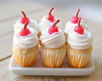 Miniaturas de cupcakes brancos com cereja - Comida de confeitaria para casa de bonecas, escala 1:12