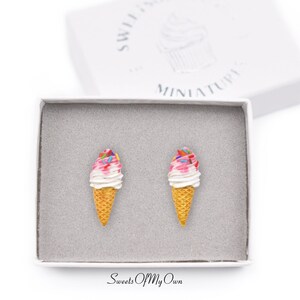 Vanille Swirly Eistüten - Ohrstecker - Lebensmittel Schmuck - Handgefertigt in Großbritannien mit Polymer Clay