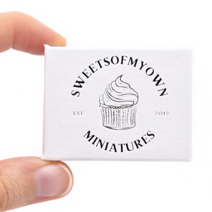 Peut inclure: Bo&icirc;te blanche avec un logo noir et blanc qui dit "Sweets of My Own Est. 2012 Miniatures". Le logo repr&eacute;sente un cupcake avec du gla&ccedil;age.