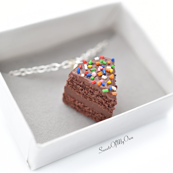 Gâteau au chocolat avec charme Sprinkles - Collier/Charme/Porte-clés - Accessoire pendentif alimentaire - Fait à la main au Royaume-Uni avec de l’argile polymère