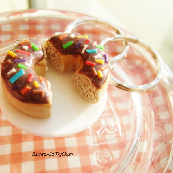 Donut au chocolat avec pépins arc-en-ciel x2 moitiés - colliers/porte-clés/breloques - accessoire culinaire - cadeau d'anniversaire/de Saint-Valentin en fimo fait main