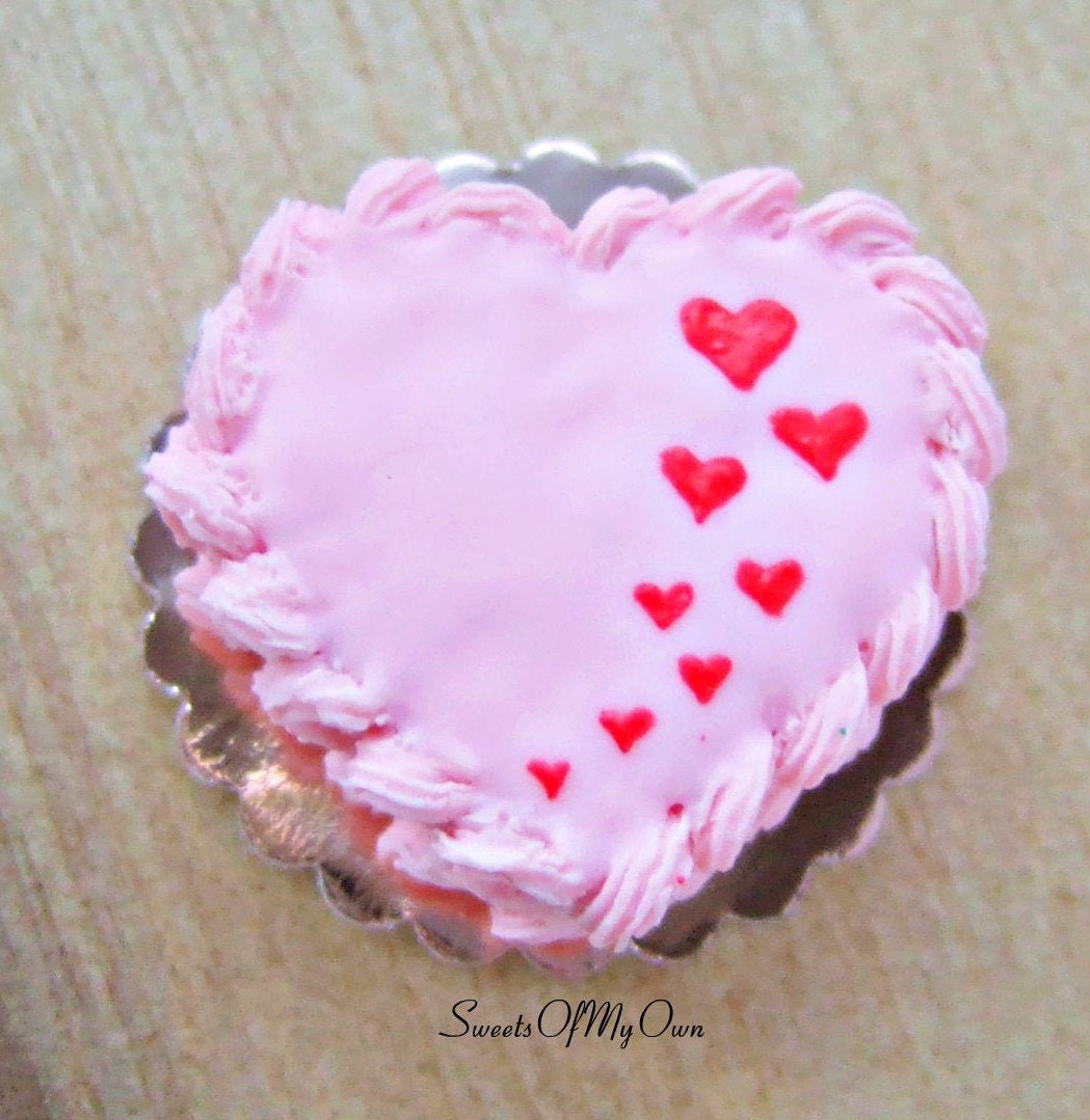 Piatto Torta Rosa In Miniatura Per Casa Delle Bambole – Scala 1:12 – Chrysnbon Con Candelabri (CB70P) - Foto 2