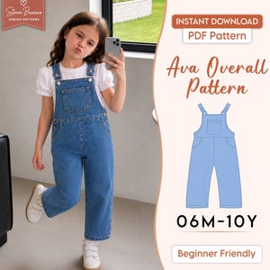 Pode incluir: Um molde de costura digital para a jardineira Ava, apresentando uma jardineira de ganga azul com um bolso no peito e botões laterais. O gráfico inclui o texto Ava Overall Pattern e 06M-10Y, mostrando uma ilustração azul da peça.