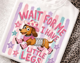 Attendez-moi, j'ai de petites jambes PNG teckel drôle cow-girl bottes de campagne roses à rayures rétro western mignon chien saucisse saucisse maman téléchargement par sublimation