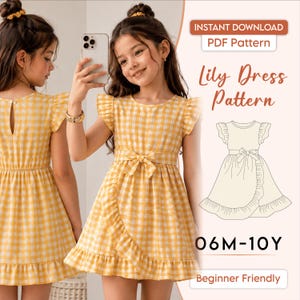 Puede incluir: Un vestido de cuadros vichy amarillo y blanco con mangas de volante, cuello redondo y un lazo en la cintura. El diseño incluye un dobladillo con volantes y una falda cruzada. El texto dice Lily Dress Pattern, 06M-10Y y Beginner Friendly.