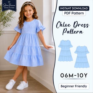 Puede incluir: Un vestido de capas azul claro con mangas cortas con volantes y cuello redondo. El patrón digital incluye el texto Chloe Dress Pattern, 06M-10Y y Beginner Friendly. El diseño presenta una ilustración del vestido visto desde el frente y la espalda.