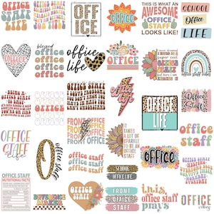Op de afbeelding: Een verzameling kleurrijke ontwerpen met een kantoorthema met teksten als "Office Staff Life", "Office Vibes" en "Office". De ontwerpen bevatten verschillende lettertypen, patronen en afbeeldingen, waaronder harten, bliksemschichten en zonnebloemen.
