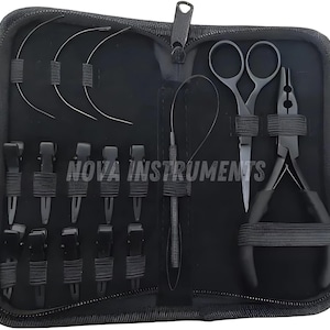 Puede incluir: Un estuche negro con cremallera que contiene un juego de herramientas con la etiqueta NOVA INSTRUMENTS. El kit incluye diez pinzas para el pelo negras, tres agujas curvas, un enhebrador, unas tijeras negras y unos alicates negros, sujetos con bandas elásticas.