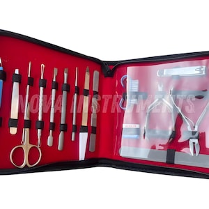 Puede incluir: Un estuche negro con cremallera y interior rojo que contiene un juego de herramientas de aseo de metal, incluyendo tijeras, pinzas, cortaúñas y varios extractores. El texto NOVA INSTRUMENTS está impreso en blanco en el centro.