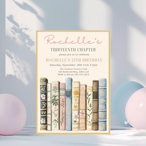 Pode incluir: Um convite de anivers&aacute;rio com o texto "Rochelle's THIRTEENTH CHAPTER" e "ROCHELLE'S 13TH BIRTHDAY". O convite apresenta uma fila de livros ilustrados em v&aacute;rias cores e desenhos florais. Bal&otilde;es rosa e azuis em primeiro plano.
