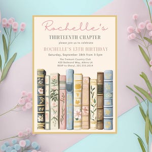 Pode incluir: Um cart&atilde;o de convite com fundo creme e borda dourada. O texto diz "Rochelle's THIRTEENTH CHAPTER" e detalhes para uma celebra&ccedil;&atilde;o de 13 anos. A parte inferior apresenta uma ilustra&ccedil;&atilde;o em aquarela de uma fileira de livros.
