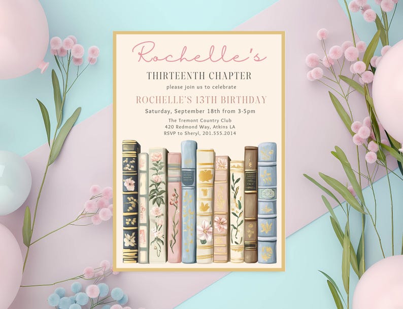 Pode incluir: Um cart&atilde;o de convite com fundo creme e borda dourada. O texto diz "Rochelle's THIRTEENTH CHAPTER" e detalhes para uma celebra&ccedil;&atilde;o de 13 anos. A parte inferior apresenta uma ilustra&ccedil;&atilde;o em aquarela de uma fileira de livros.