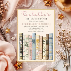 Pode incluir: Um cart&atilde;o de convite de anivers&aacute;rio com o texto "Rochelle's THIRTEENTH CHAPTER" e "ROCHELLE'S 13TH BIRTHDAY". O cart&atilde;o apresenta uma ilustra&ccedil;&atilde;o em aquarela de uma pilha de livros com detalhes florais e dourados. O fundo inclui estrelas e bal&otilde;es dourados.
