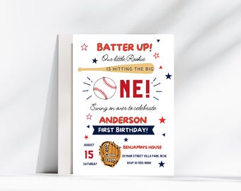 Puede incluir: Invitación de primer cumpleaños con temática de béisbol. El diseño presenta una pelota de béisbol, un bate y un guante, con el texto "Batter Up! Our little Rookie is hitting the big ONE!" y detalles de la fiesta. La invitación es blanca con acentos rojos, azules y marrones.