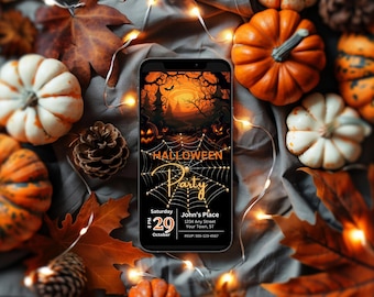 Könnte beinhalten: Ein Smartphone zeigt eine Halloween-Party-Einladung mit einem gruseligen Design. Das Telefon ist von Kürbissen, Herbstblättern, Tannenzapfen und Lichterketten umgeben. Der Einladungstext lautet "Halloween Party" mit Datum, Uhrzeit und Ortsangaben.