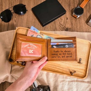 Individuell gravierte Ledergeldbörse für Papa oder Sohn - Personalisiertes zweifaches Geschenk für Vatertag, Geburtstag, Ehemann, Bräutigam oder Jubiläum