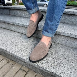 Klassiska herrloafers i mocka | Snygga och bekväma pennyloafers för män | Eleganta skor i olika storlekar