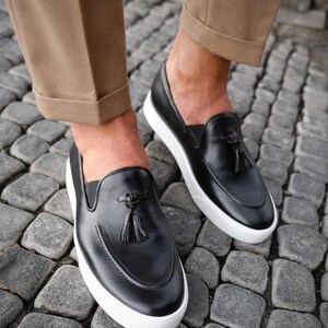 Luxorius Herrloafers i Mocka med Tofsar | Snygga Herrskor i Premium Läder | Eleganta Äkta Läderskor för Bröllop | Skor Present Black/white sole