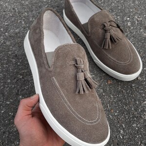 Luxorius Herrloafers i Mocka med Tofsar | Snygga Herrskor i Premium Läder | Eleganta Äkta Läderskor för Bröllop | Skor Present Cappuccino suede