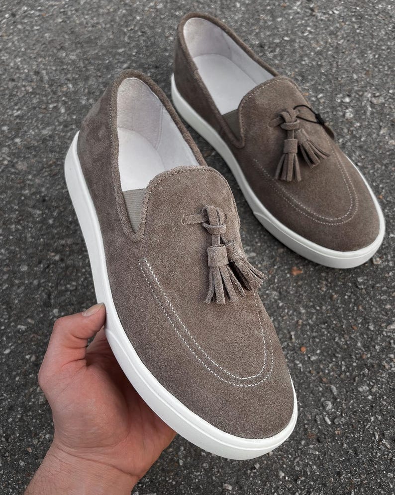 Luxorius Herrloafers i Mocka med Tofsar | Snygga Herrskor i Premium Läder | Eleganta Äkta Läderskor för Bröllop | Skor Present Cappuccino suede