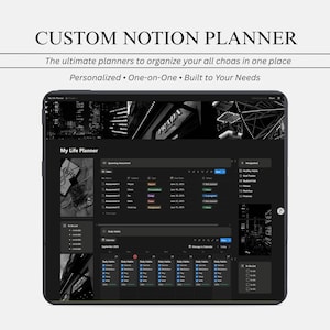 Könnte beinhalten: Ein schwarzes Tablet, das eine benutzerdefinierte Notion-Planer-Oberfläche anzeigt. Der Bildschirm zeigt ein dunkles Layout mit Abschnitten für bevorstehende Bewertungen, tägliche Gewohnheiten und einen Kalender. Der Text oben lautet "CUSTOM NOTION PLANNER".
