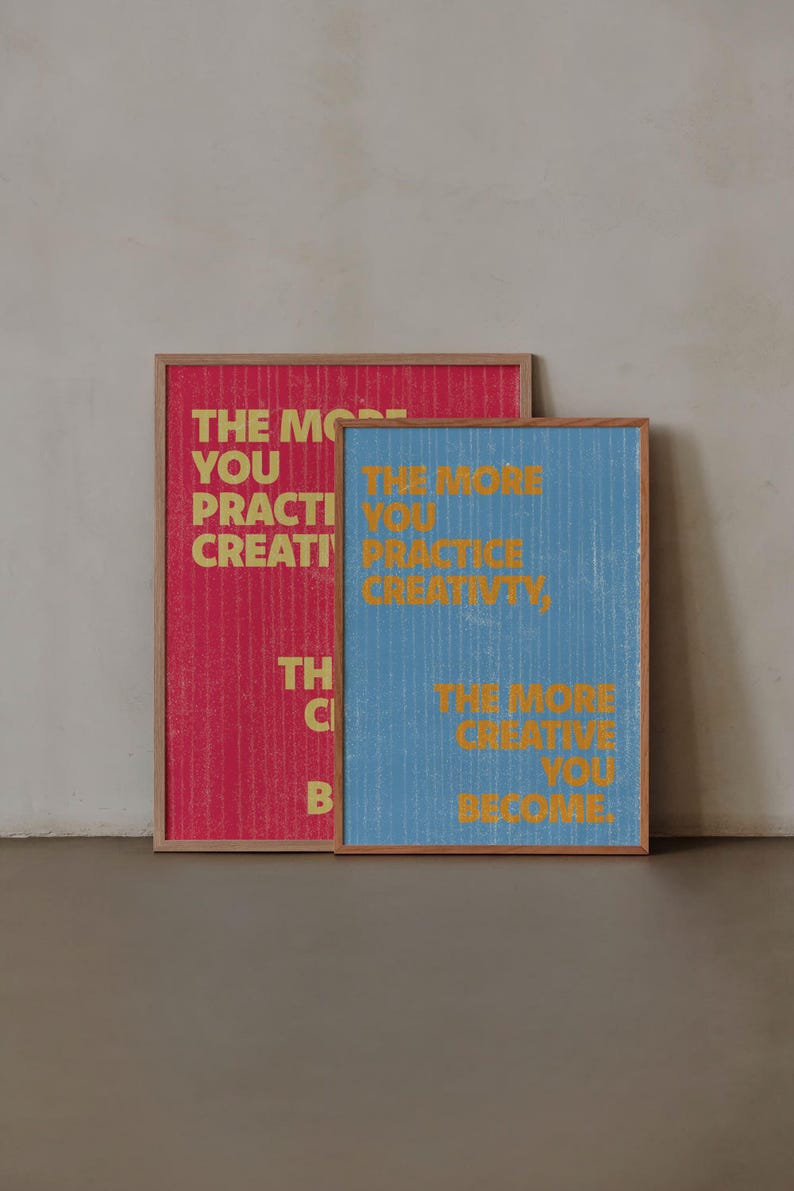 Pode incluir: Duas impress&otilde;es art&iacute;sticas emolduradas. Uma &eacute; vermelha com texto dourado que diz "THE MORE YOU PRACTICE CREATIVITY..." A outra &eacute; azul com texto dourado que diz "THE MORE YOU PRACTICE CREATIVITY, THE MORE CREATIVE YOU BECOME."