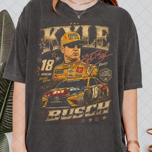 Comfortkleuren vintage Kyle Busch-shirt, 18 Racing Rowdy Busch vintage stijl graphic T-shirt, cadeau fan Stock Car afbeelding 1