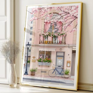 日本のウォールアートプリント、自転車のある桜並木、ロマンチックな桜ピンクの建物、日本の春の室内装飾デジタルダウンロードアートワーク