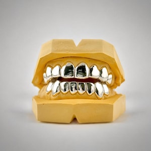 Grillz personalizados em prata de lei: maciços com corte permanente, kit de molde grátis.
