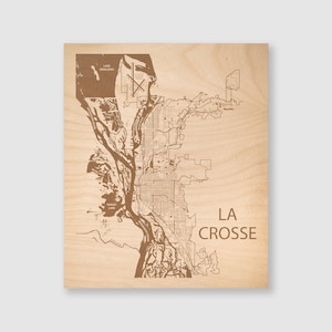 Carte en bois gravée de La Crosse, Wisconsin, art mural de La Crosse, WI, cadeau de pendaison de crémaillère personnalisé pour amis, cadeau de fiançailles personnalisé