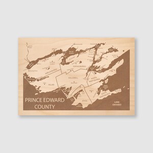 Carte du comté de Prince Edward, carte en bois gravée PEC Ontario Canada, cadeau de déménagement, cadeau de pendaison de crémaillère, cadeau de clôture pour agent immobilier, prêt à accrocher